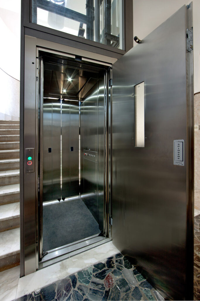 Piattaforma elevatrice a Latina